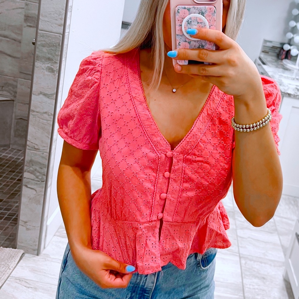 coral eyelet puff sleeve short sleeve top